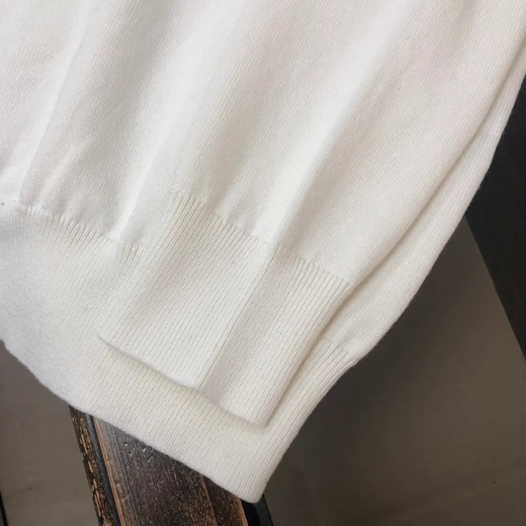 P190 STONE ISLAND 💥 Exclusive latest men's casual pullover knitted sweater ~ advanced customization, full of urban style, classic, simple and elegant round neck bottoming knitted sweater. Imported fabrics are soft and delicate, and are skin-friendly and comfortable to wear. A basic foundation is indispensable for men's wardrobes. They can be used to match various clothing anytime and anywhere to meet your daily needs. The design of the clothes is very simple, embellished with unique compass logo embroidery, fashionable and versatile⚠️⚠️✨✨A must-have item for men! All three standards are complete! Color: black, off-white, gray Size: M-3XL (please state your height and weight when placing an order)
